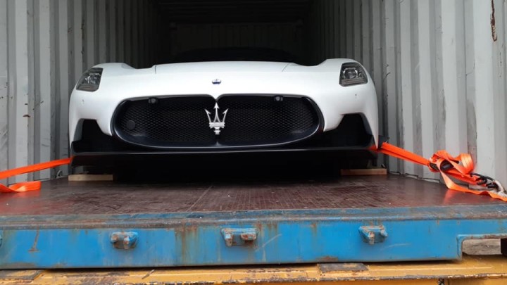 Hình ảnh chiếc Maserati MC20 tại cảng Singapore trước khi được đưa về Việt Nam