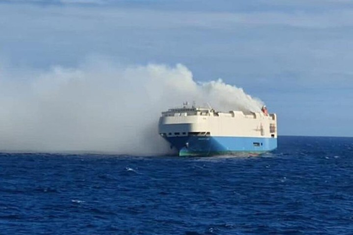 Tàu Felicity Ace bốc cháy dữ dội giữa biển Đại Tây Dương