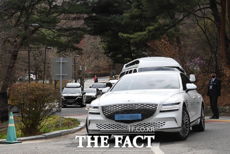 Đánh cưới của sao Hàn không thể thiếu những chiếc xe sang mang thương hiệu Genesis