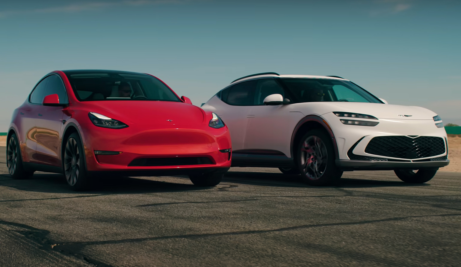 Tesla Model Y Performace (đỏ) vs Genesis GV60 Performace (trắng)