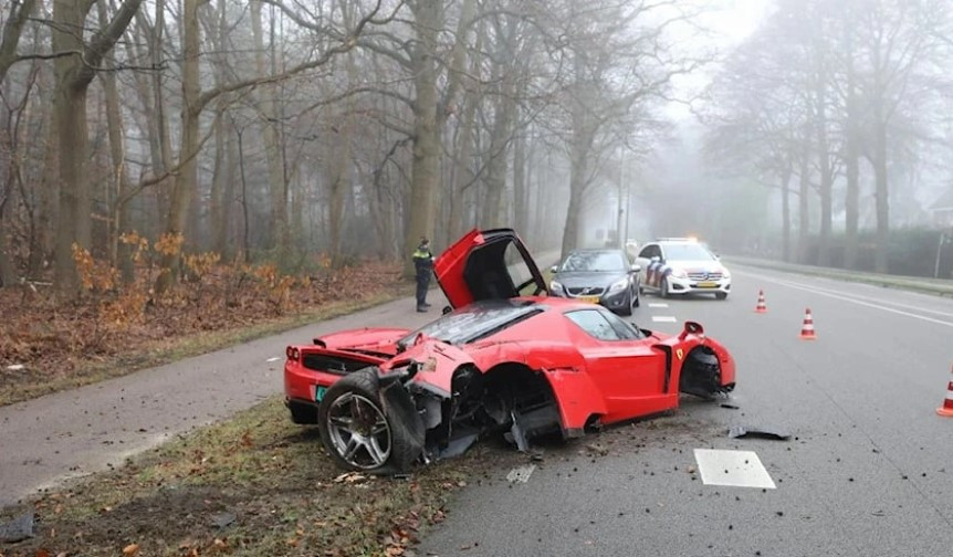 Một chiếc Ferrari Enzo khác bị hư hỏng nặng tại Hà Lan
