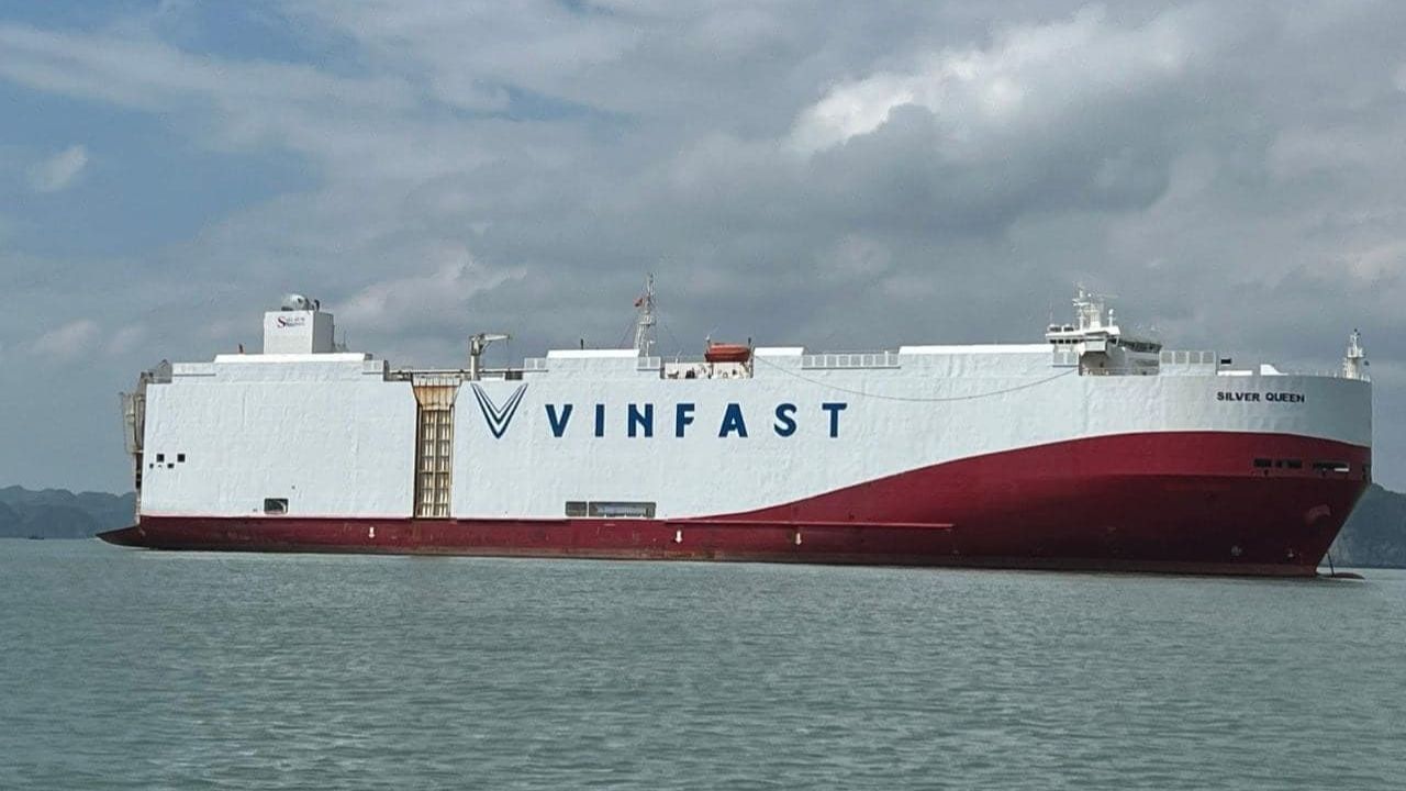 Tàu chở hàng VinFast thuê của Panama chuyên chở những chiếc xe điện của hãng