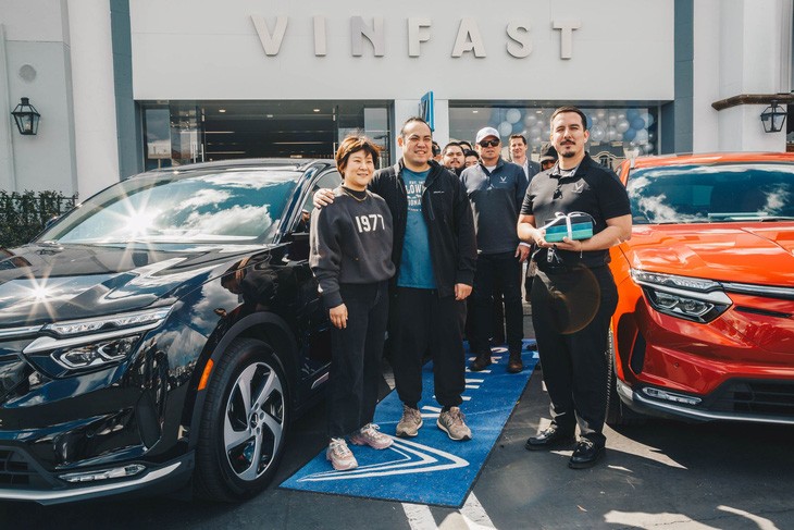 Lễ bàn giao những chiếc xe điện VinFast VF 8 đầu tiên cho khách hàng tại Mỹ