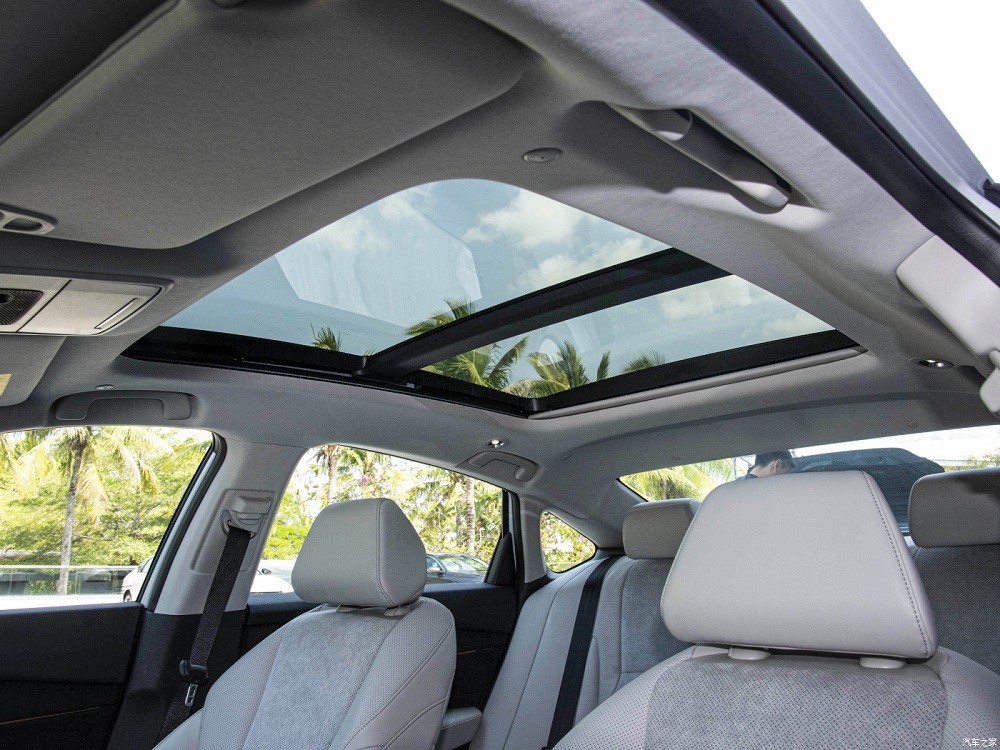 Cửa sổ trời của Honda Accord e:PHEV 2023