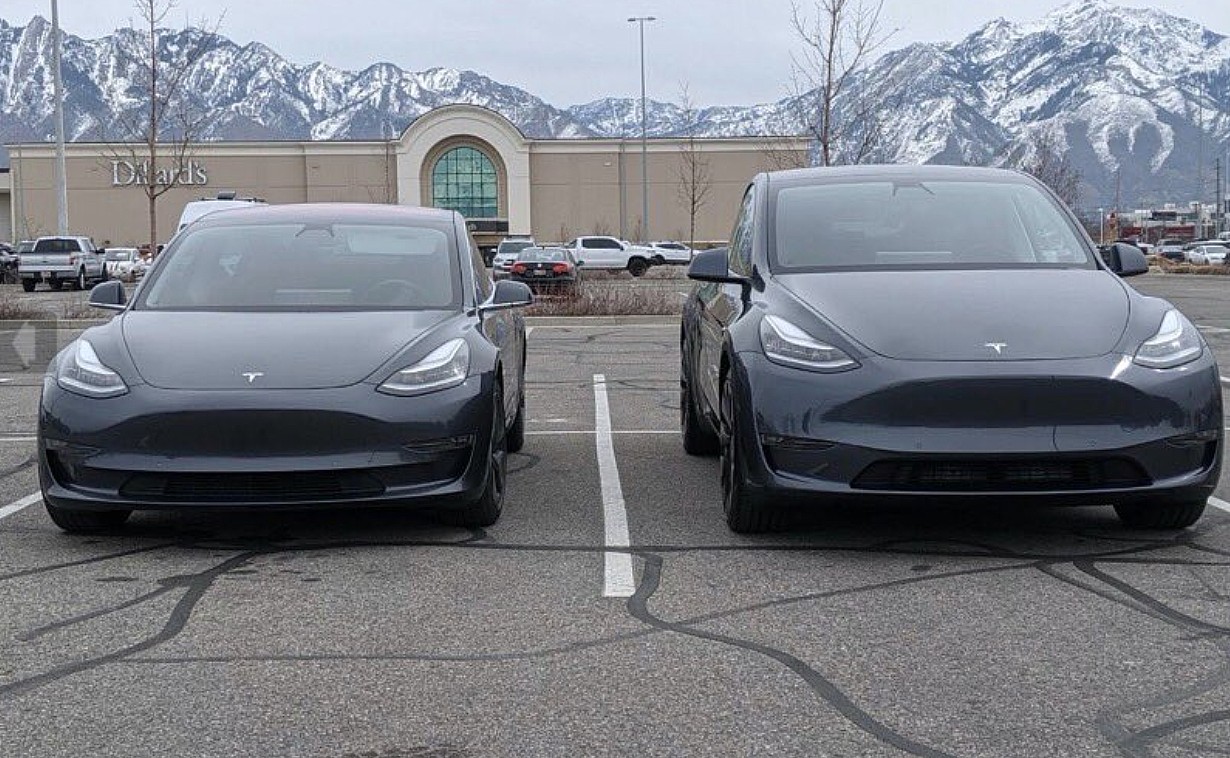 Tesla Model Y (trái) và Model 3 (phải)
