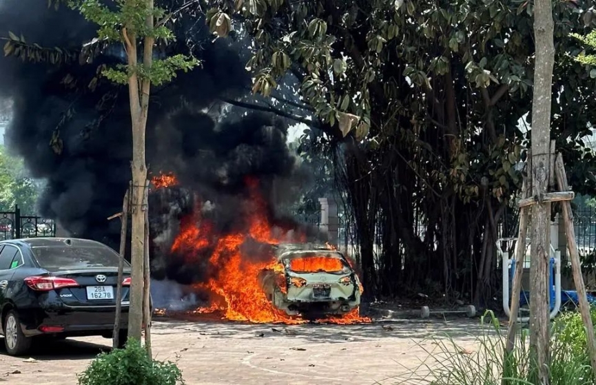 Cháy xe ô tô tại quận Ba Đình, Hà Nội