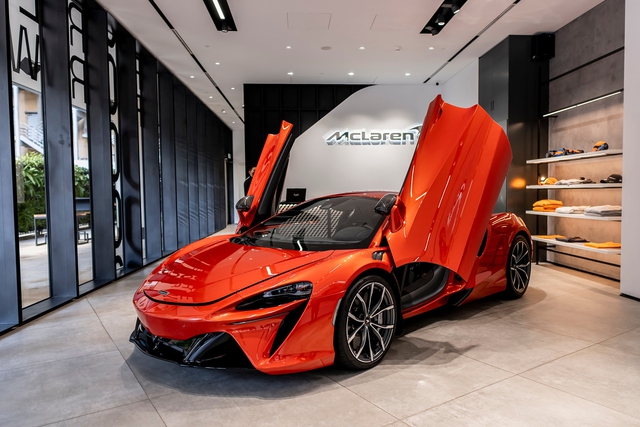 McLaren Artura 2023 trưng bày tại showroom