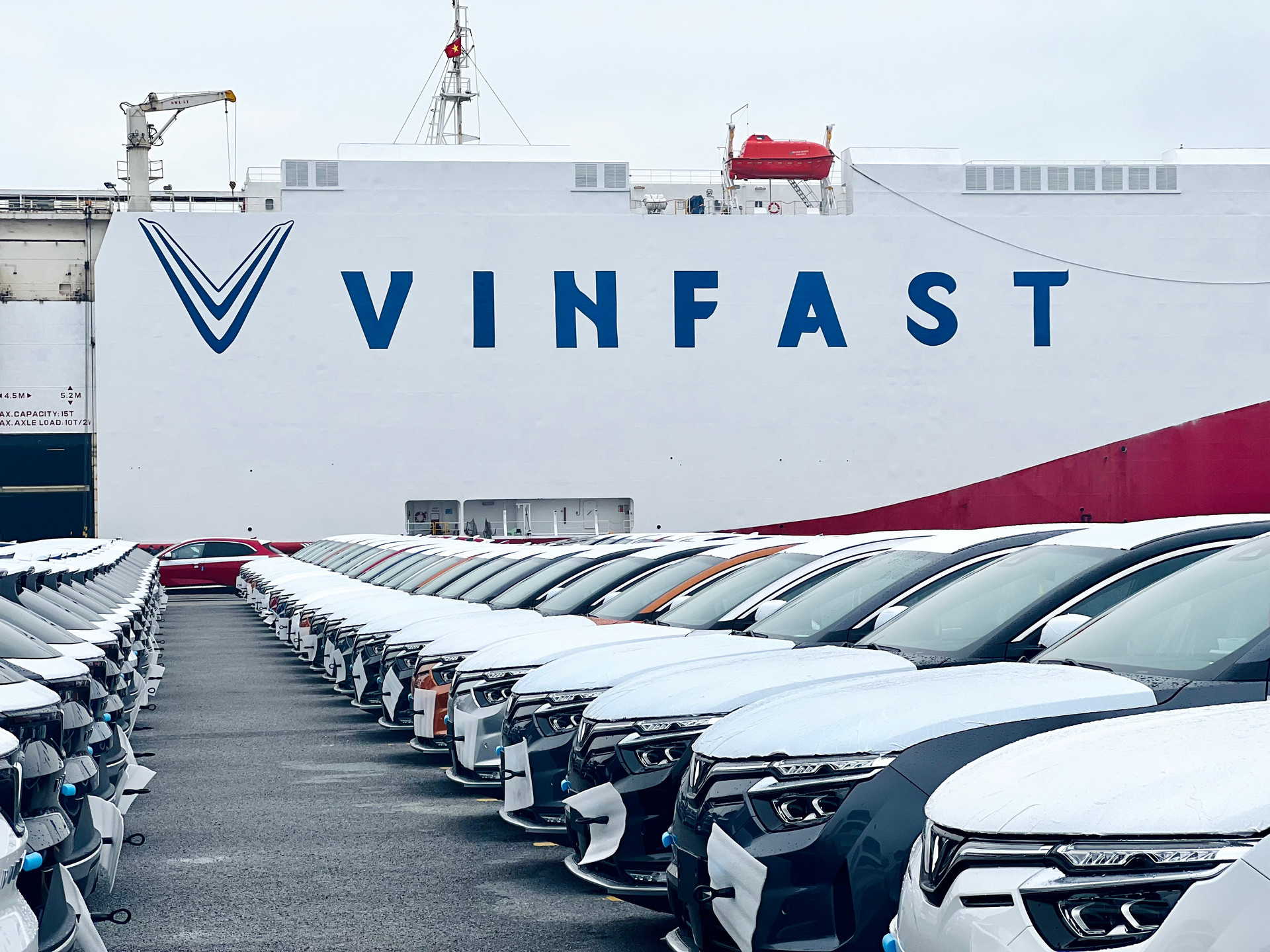 Lô 999 chiếc xe ô tô điện VinFast đầu tiên cập cảng Mỹ