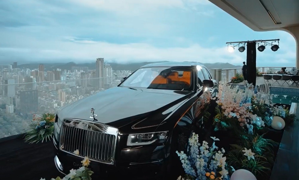 Chiếc Rolls-Royce Ghost được trưng bày ngoài ban công của căn hộ penthouse