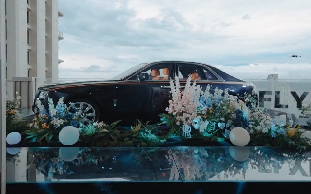 Chiếc Rolls-Royce Ghost được đặt trên bể bơi vô cực