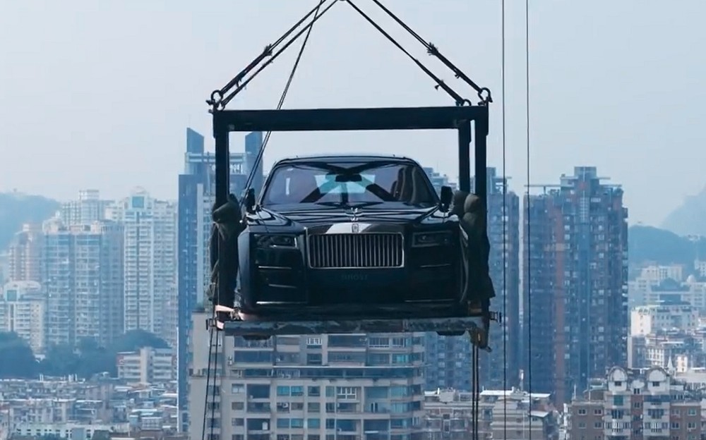 Rolls-Royce Ghost được cẩu lên tầng 44