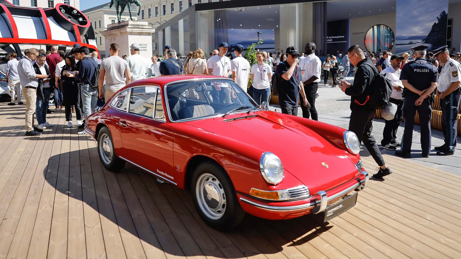 Porsche 911 thế hệ đầu tiên ra mắt năm 1963