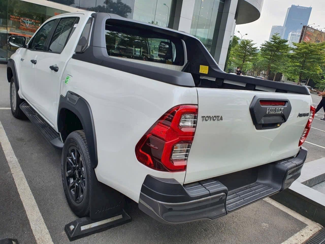 Toyota Hilux 2023 bản 'full option' về Việt Nam: Giá gần 1,1 tỷ, thêm trang bị đấu Ranger Wildtrak - Ảnh 1.