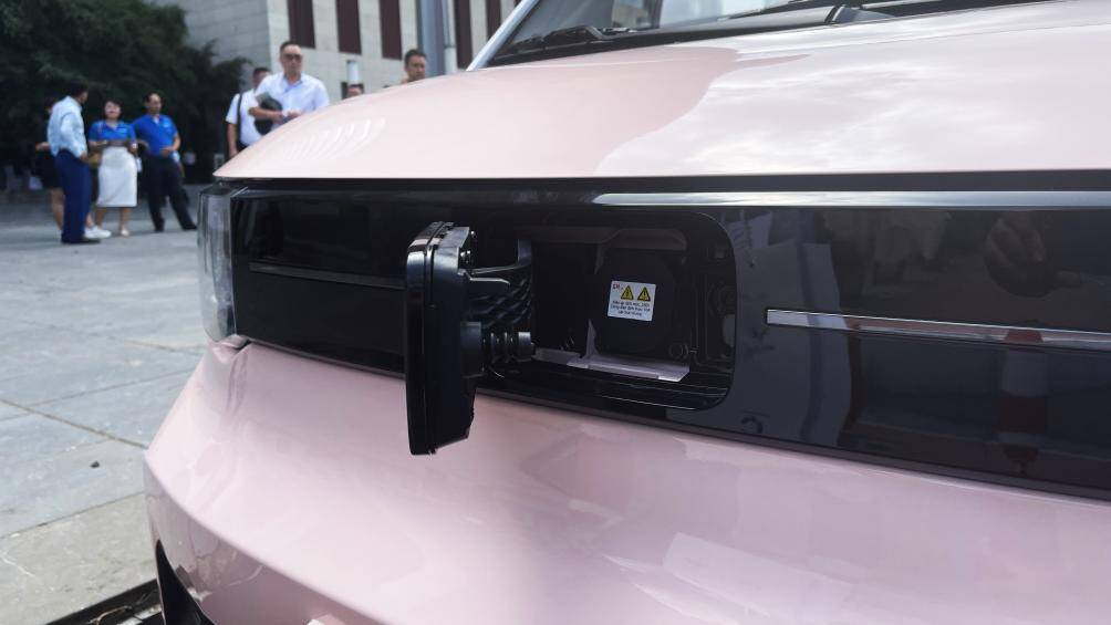 Cổng sạc của Wuling Hongguang Mini EV đặt ở đầu xe. Với loại xe đi được 120 km sẽ mất 6,5 tiếng để sạc đầy và loại 170 km là 9 tiếng. Bộ sạc tiêu chuẩn được cung cấp theo xe, sử dụng ổ điện dân dụng để cắm và không có chế độ sạc nhanh
