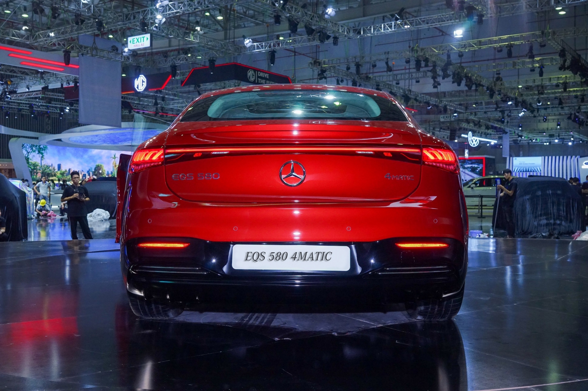 mercedes-benz-eqs-2023-9