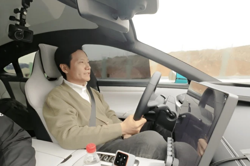 CEO Xiaomi - Lei Jun cầm lái xe điện SU7