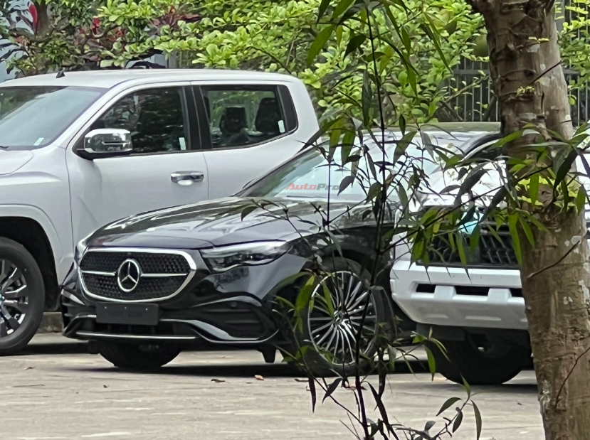 Mercedes E-Class 2024 tại trạm kiểm định khí thải (ảnh: AutoPro)