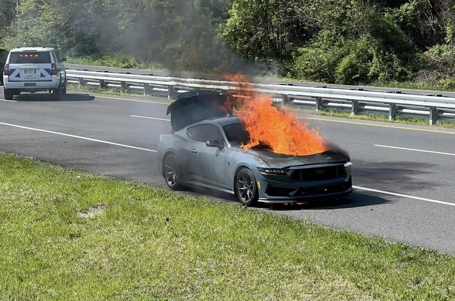 Chiếc Ford Mustang Dark Horse 2024 bốc cháy trên đường