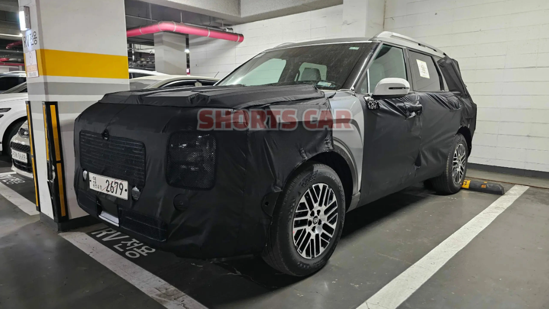 Hyundai Palisade 2026 ngụy trang xuất hiện trong một hầm gửi xe