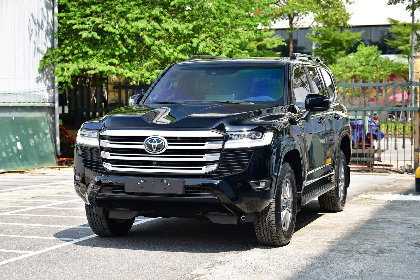 Toyota Land Cruiser LC300 đang bán tại Việt Nam