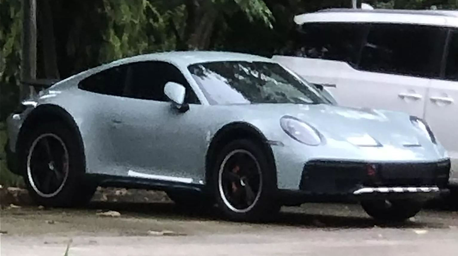 Chiếc Porsche 911 Dakar mới hiện đang có mặt tại Hà Nội