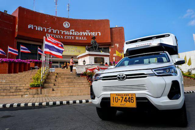 Toyota Hilux chạy điện chạy thử nghiệm tại Thái Lan có gì?