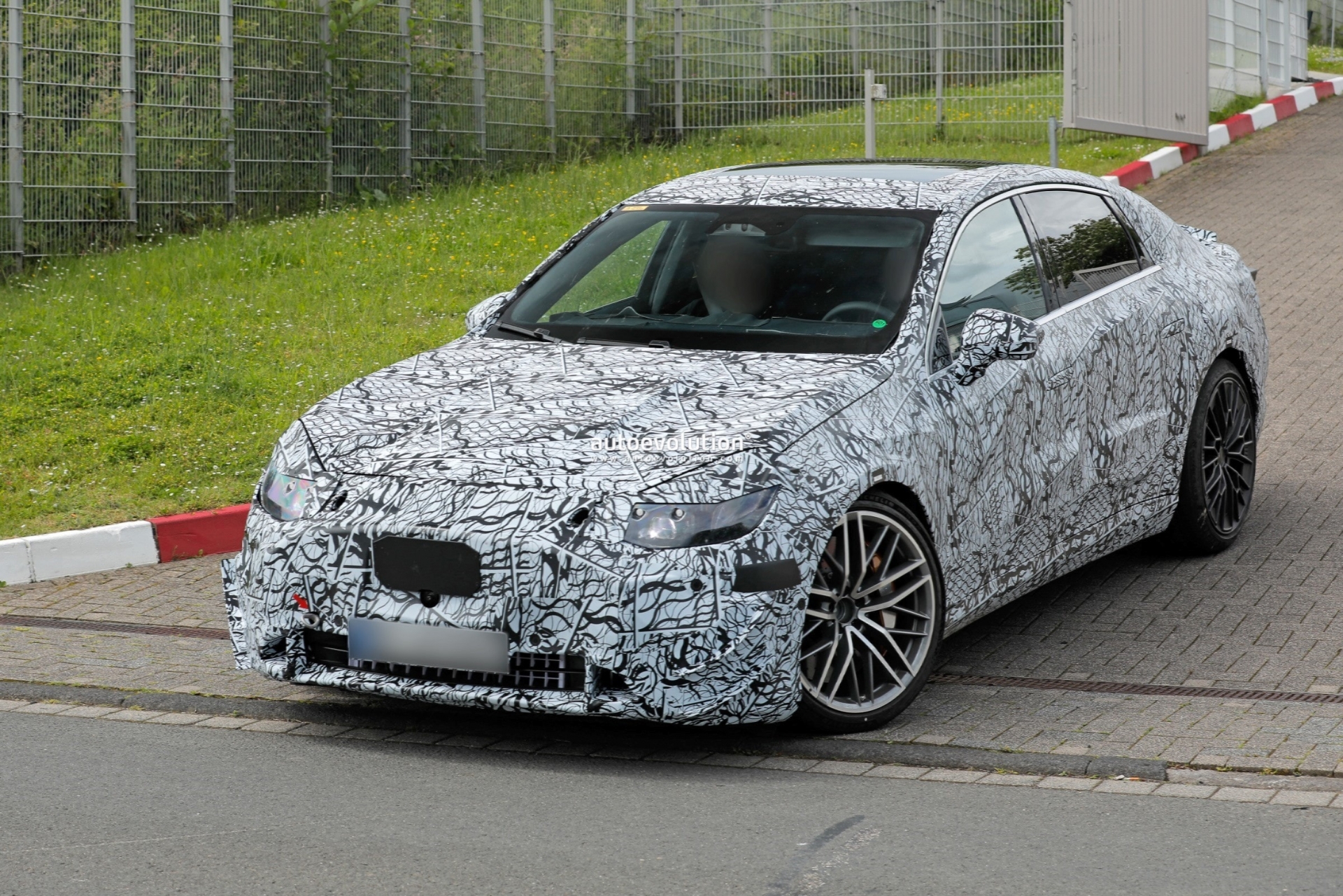 2026-mercedes-amg-c-class-ev-spied-testing-at-the-nurburgring-with-mismatched-wheels1-17190434792751402040957