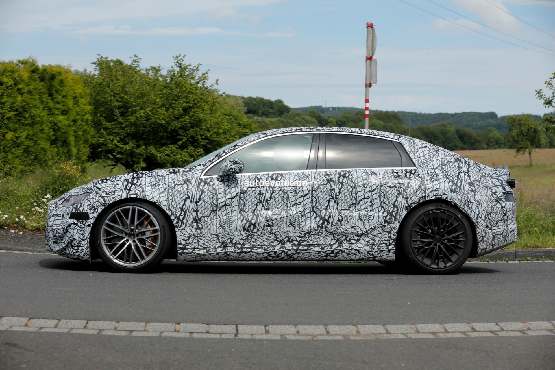 2026-mercedes-amg-c-class-ev-spied-testing-at-the-nurburgring-with-mismatched-wheels12-1719043539376986461445