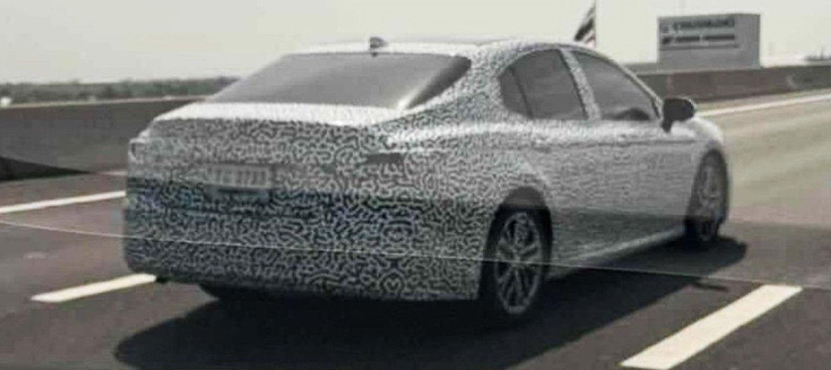 Toyota Camry 2025 bị bắt gặp chạy thử tại Thái Lan
