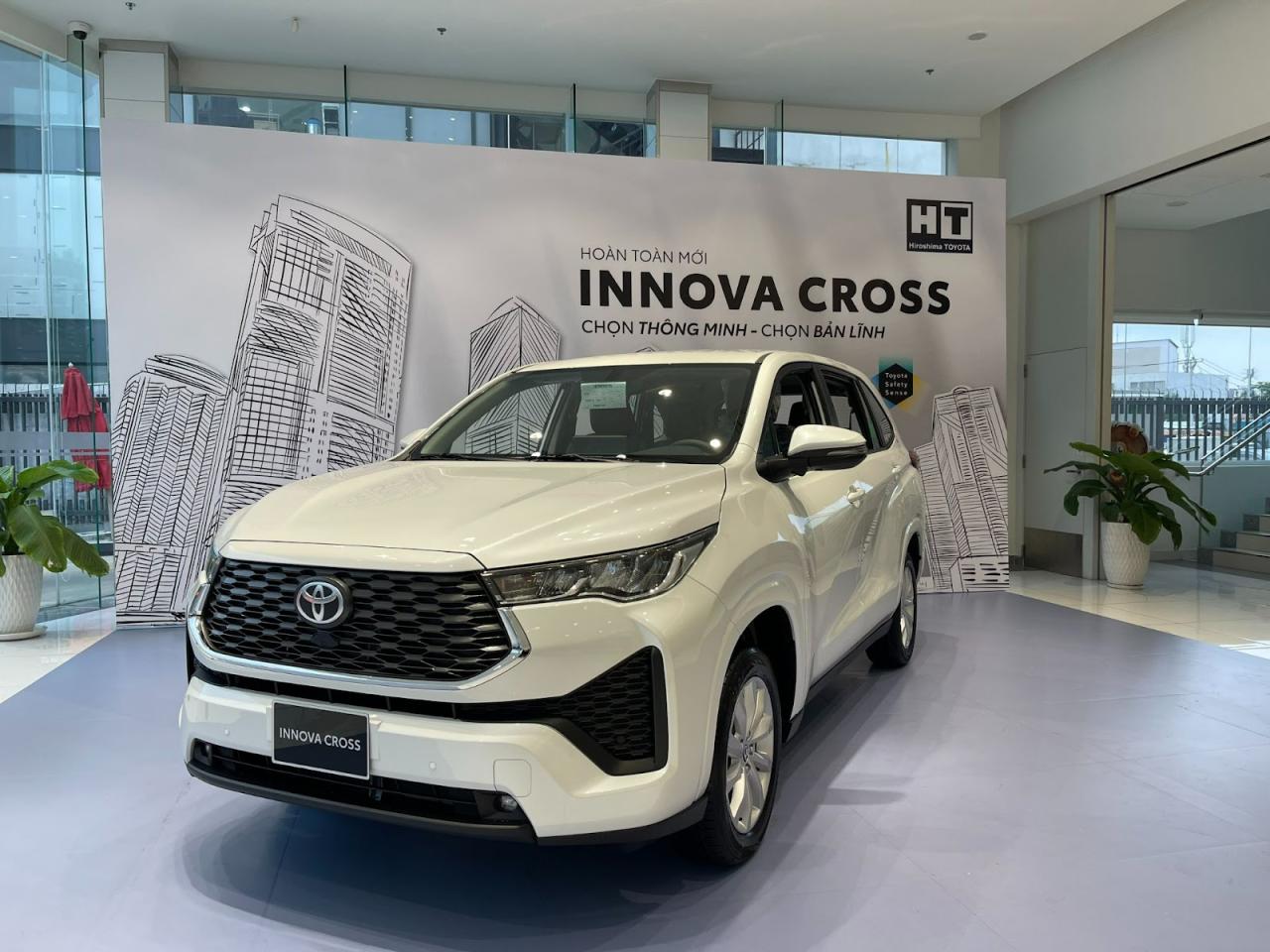 Toyota Innova Cross hybird