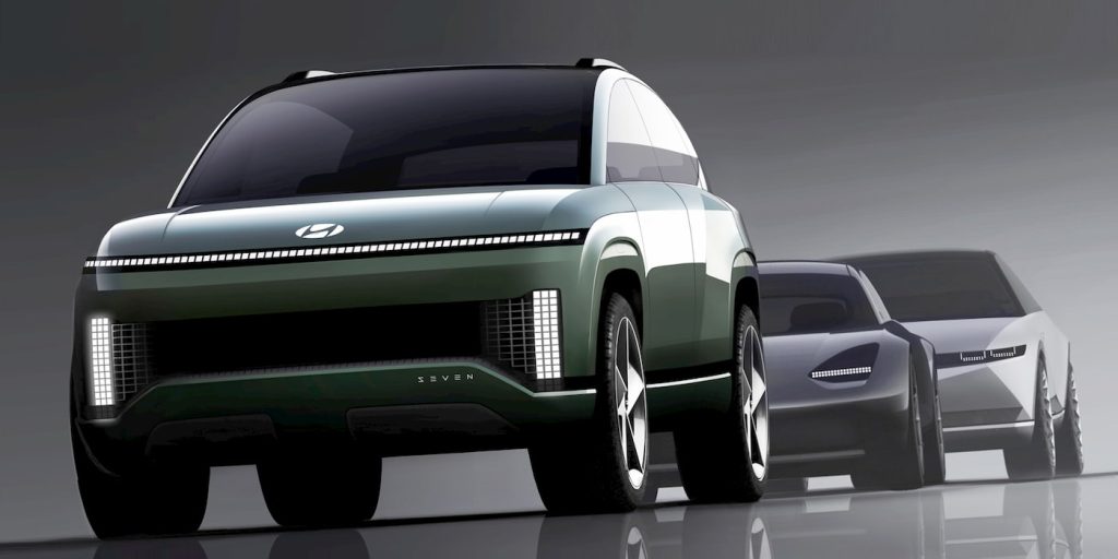 Hyundai SEVEN Concept (đứng đầu)