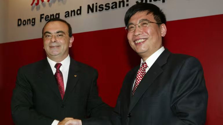 Carlos Ghosn, khi đó là chủ tịch kiêm giám đốc điều hành của Nissan, và Miao Wei, khi đó là chủ tịch của Dongfeng Motor, tuyên bố hợp tác tại Bắc Kinh vào năm 2002.