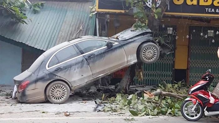 Chiếc ô tô Mercedes gặp tai nạn hi hữu tại Việt Nam hồi năm 2019.