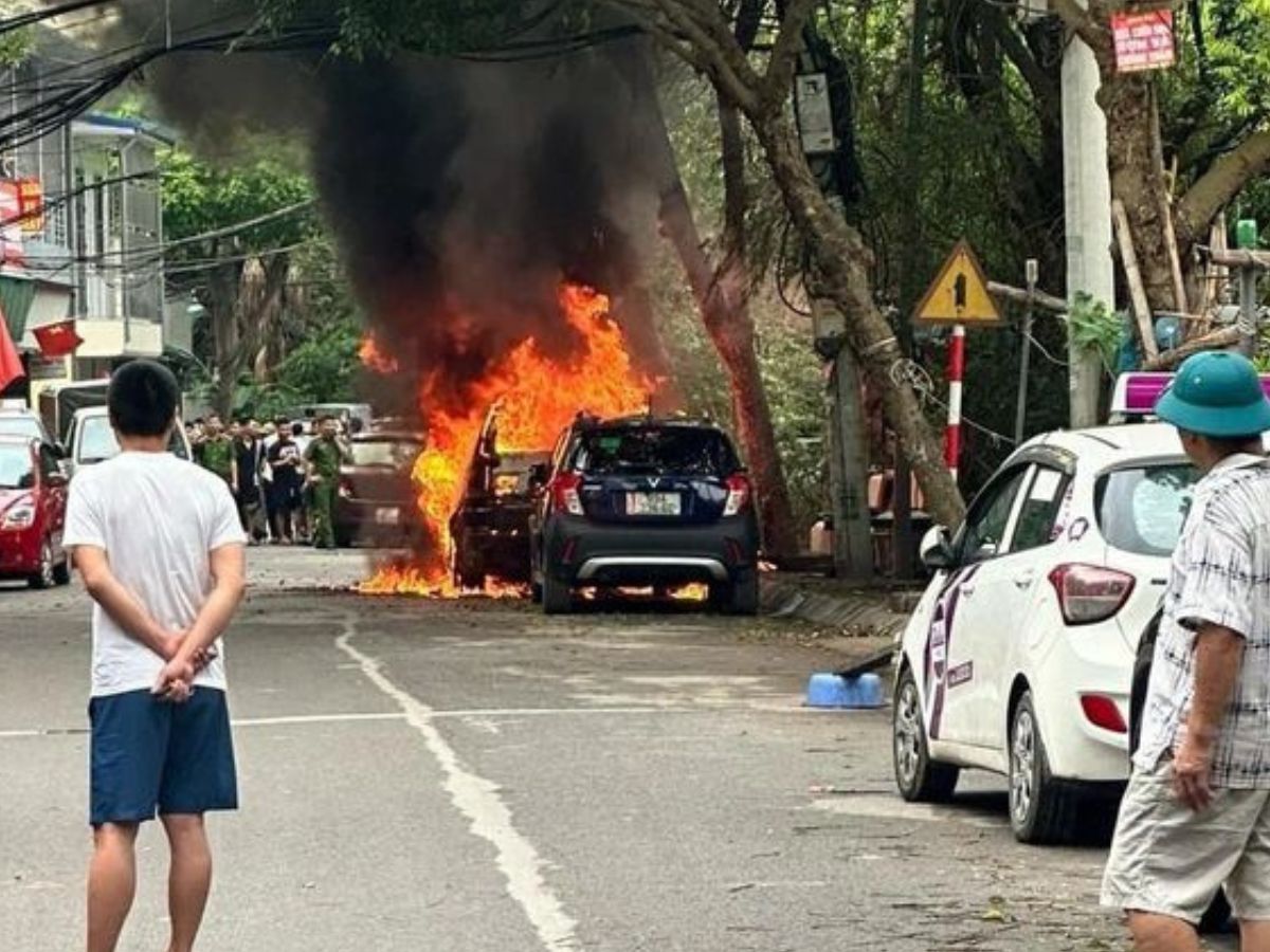 Chiếc BMW X5 bất ngờ phát hỏa khi đang dừng đỗ trên đường Ngô Thì Sỹ, thuộc khu Vạn Phúc, quận Hà Đông, Hà Nội.