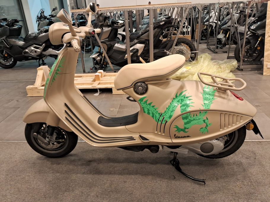 Vespa 946 Dragon.