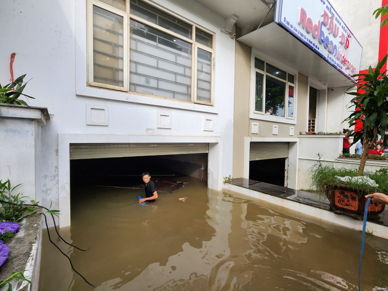 Hầm để xe tại một căn nhà liền kề ở khu vực Hoài Đức (Hà Nội) ngập sâu sau mưa lớn.