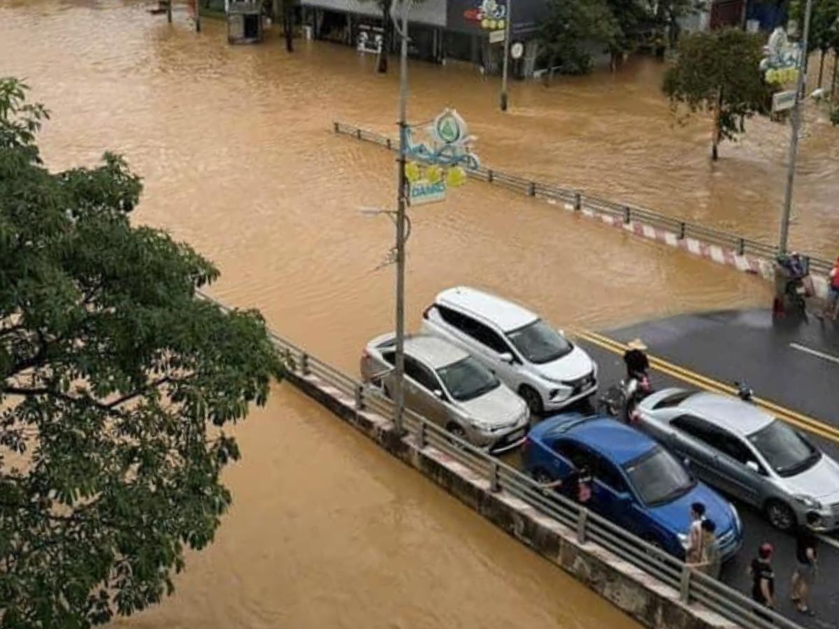 Nhiều ô tô xếp hàng dài 2 bên mặt cầu Bến Tượng để tránh nước lũ.