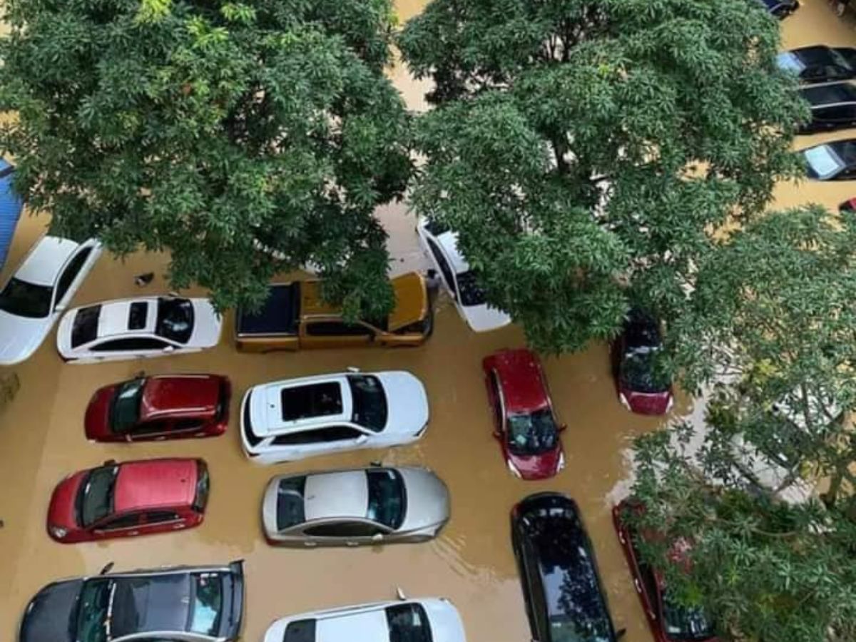 Khu vực đỗ xe của một chung cư tại phường Hoàng Văn Thụ ngập sâu, nhiều ô tô chìm trong nước.