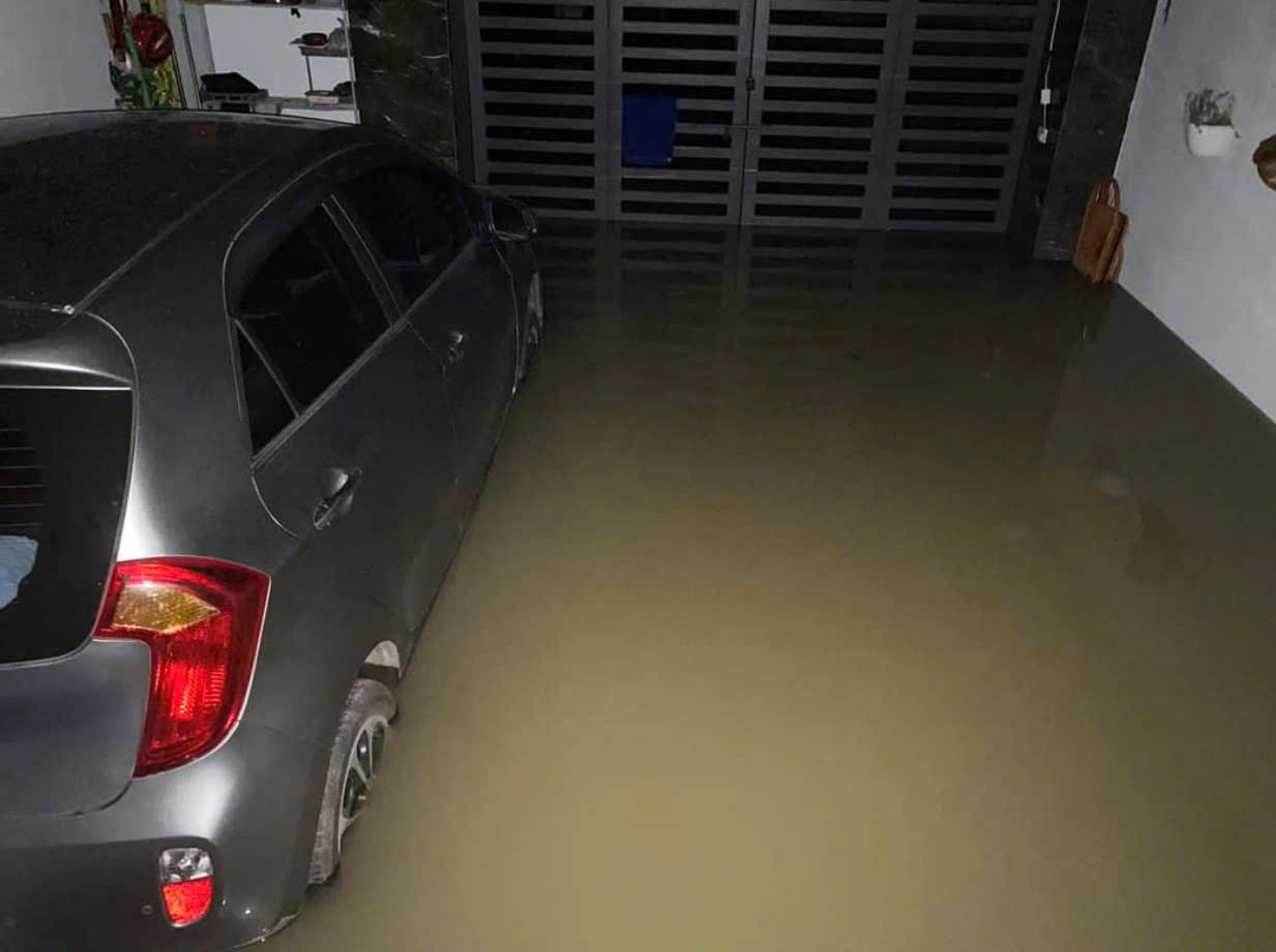 Nước tràn vào nhà dân tại Thái Nguyên, ô tô đỗ bên trong cũng không thoát 'kiếp nạn'.