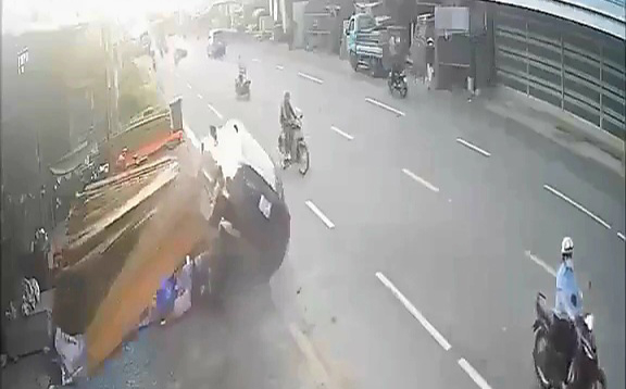 Hiện trường vụ tai nạn được camera nhà dân ghi lại.