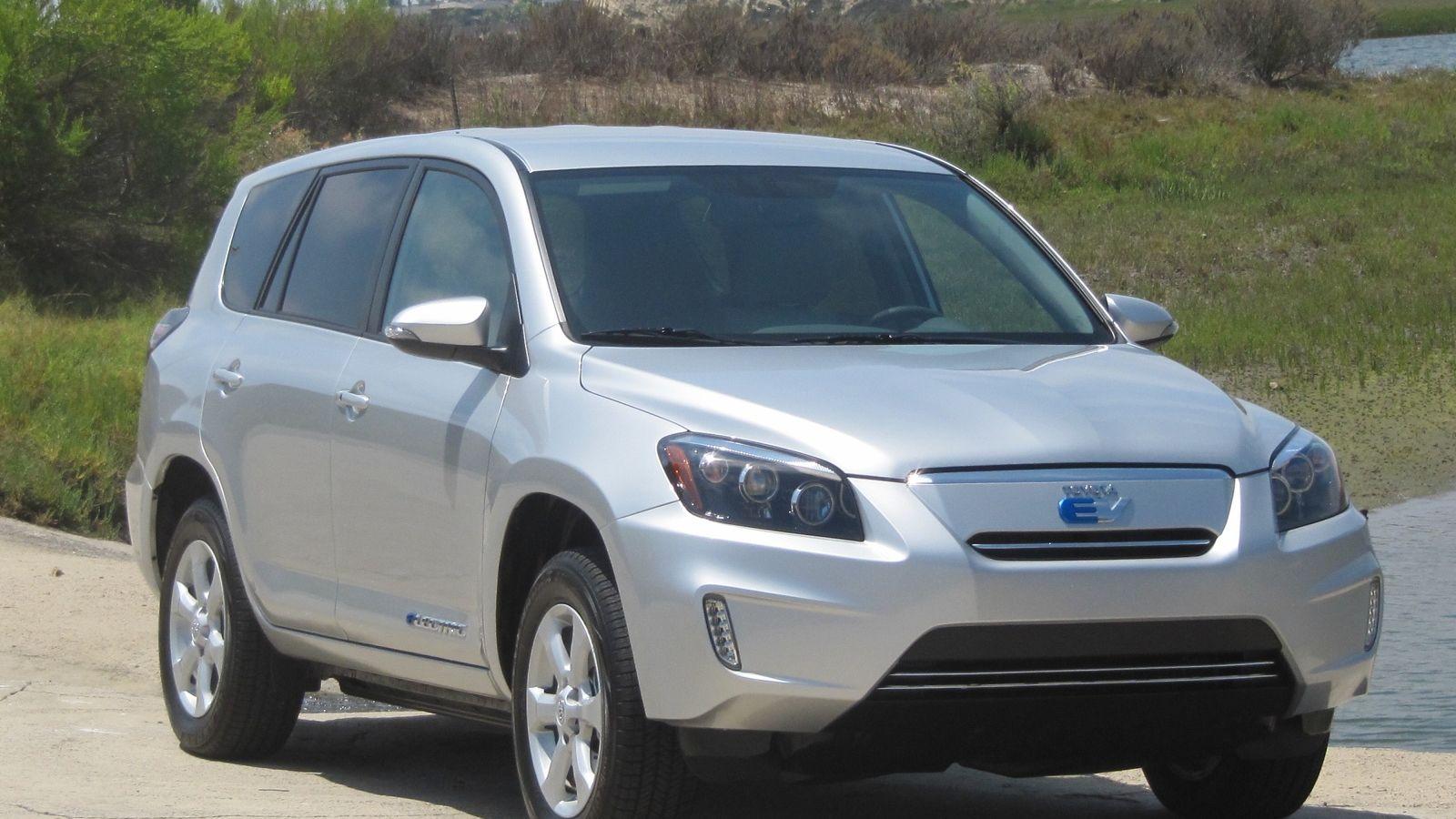 o-to-dien-da-quan-su-dung-toyota-rav4-ev-2012-2878