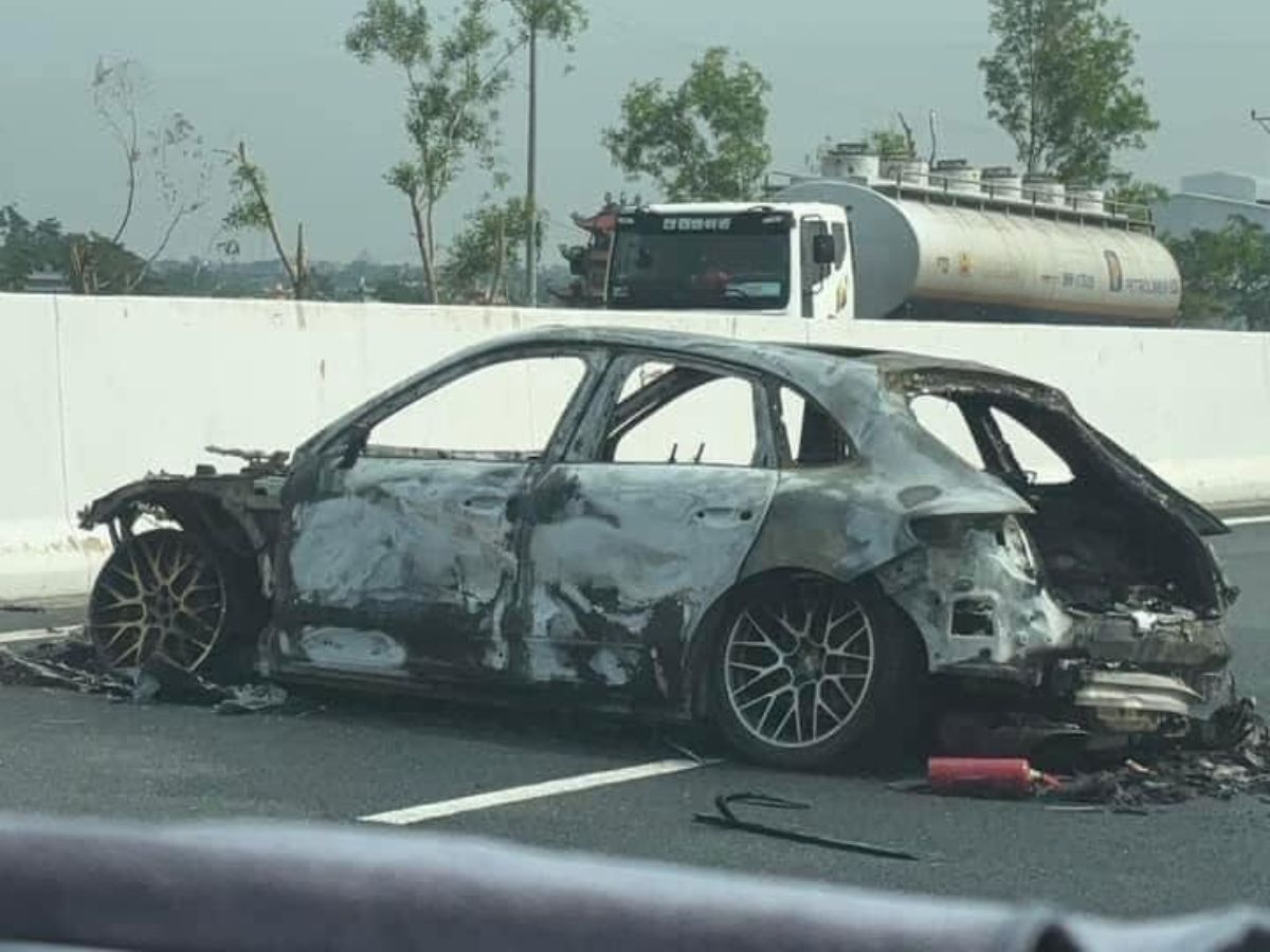 Xe Porsche trị giá hàng tỷ đồng cháy trơ khung sau vụ việc.