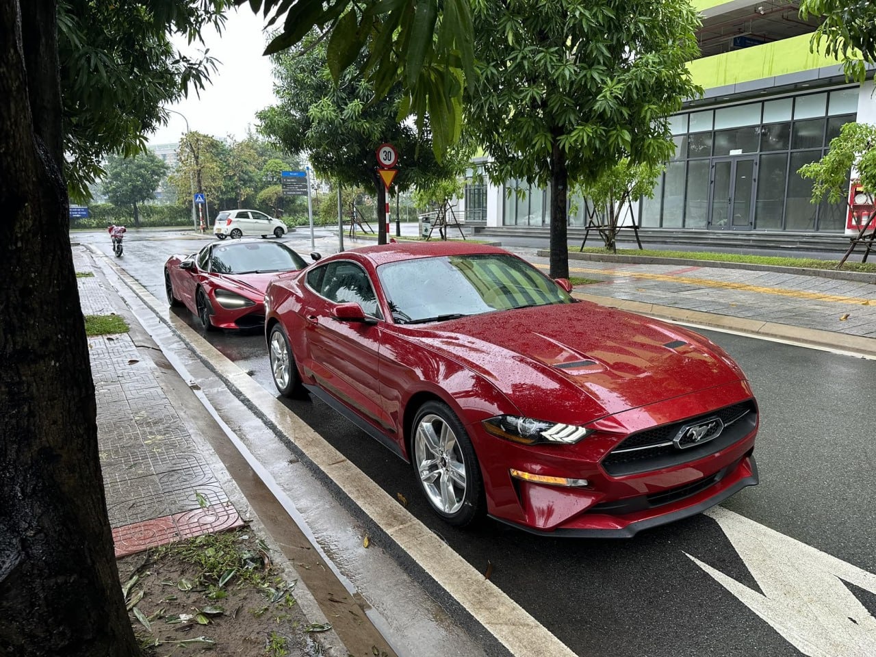 Bộ đôi McLaren 720S và Ford Mustang