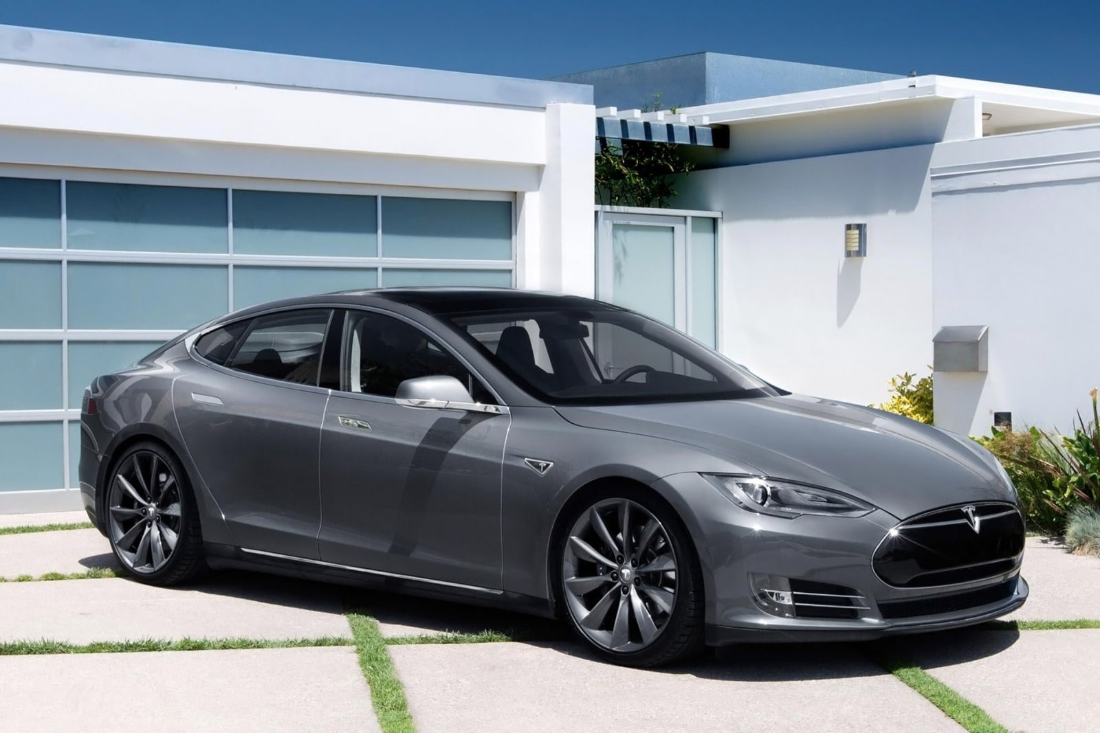 2014_tesla_model-s_sedan_p85_fq