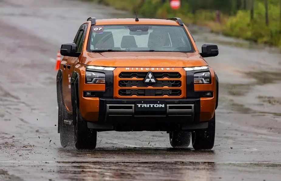 Mitsubishi Triton vượt mặt Toyota Hilux, Ford Ranger vẫn là 'vua bán tải'