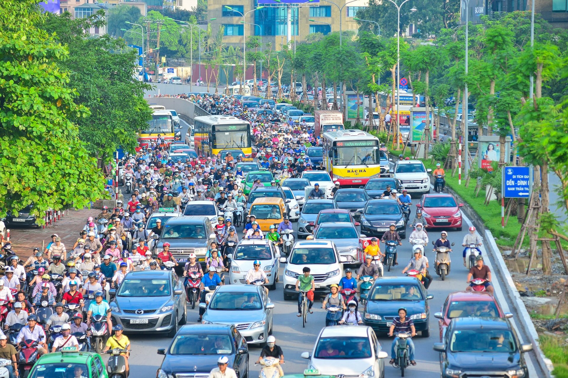 Phương tiện giao thông là tác nhân chính gây ô nhiễm không khí tại các thành phố lớn. Ảnh: TTXVN