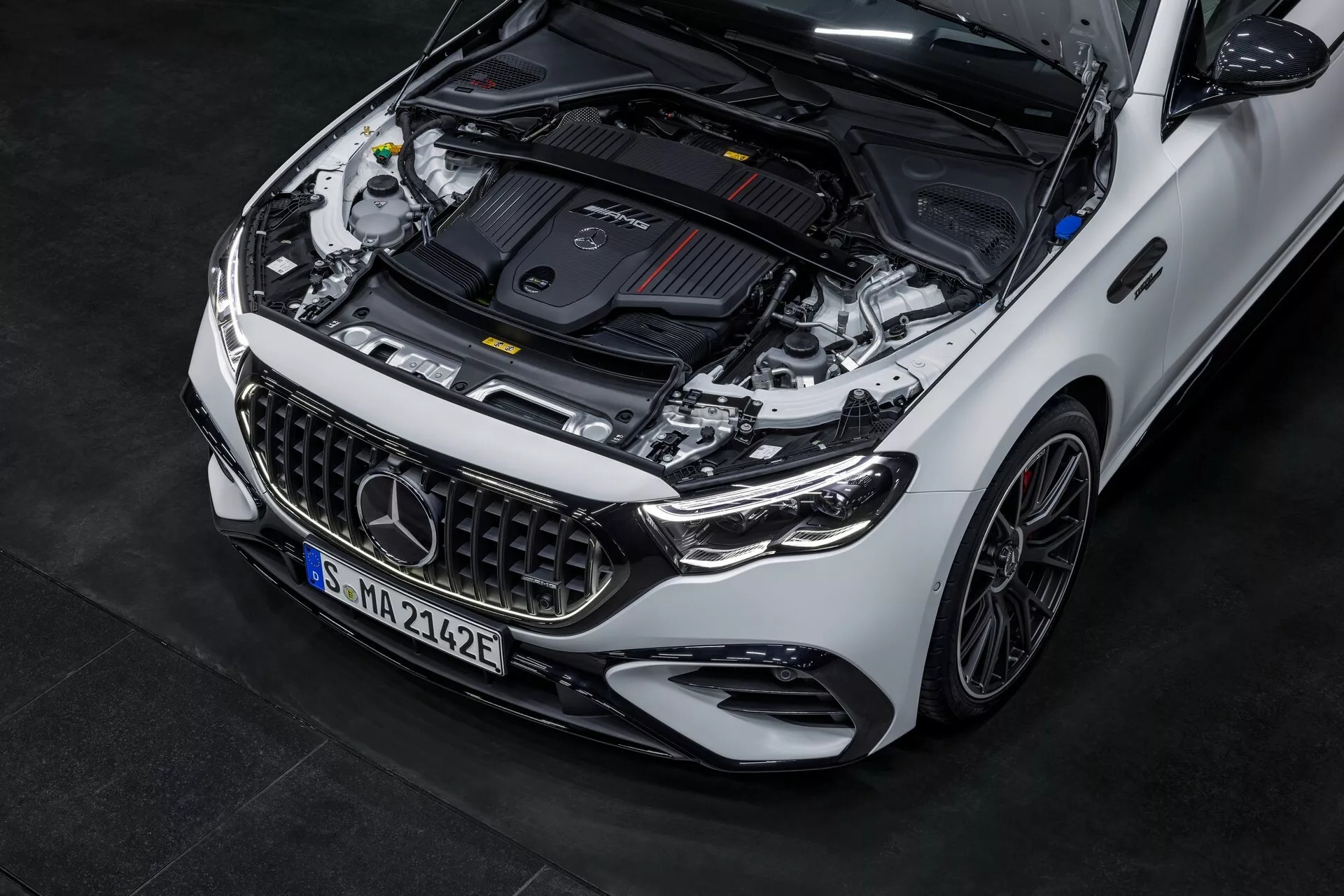 2025-Mercedes-AMG-E-53-HYBRID-10 (3)