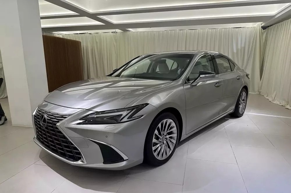 lexus-es-2025