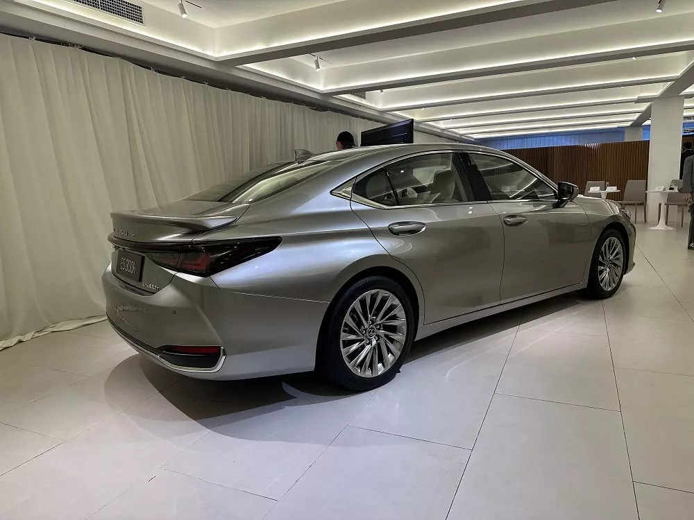 lexus-es-2025-3