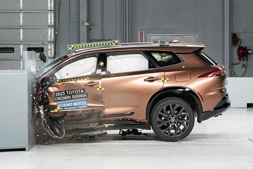 Toyota_Crown_Signia_IIHS_Crash_T